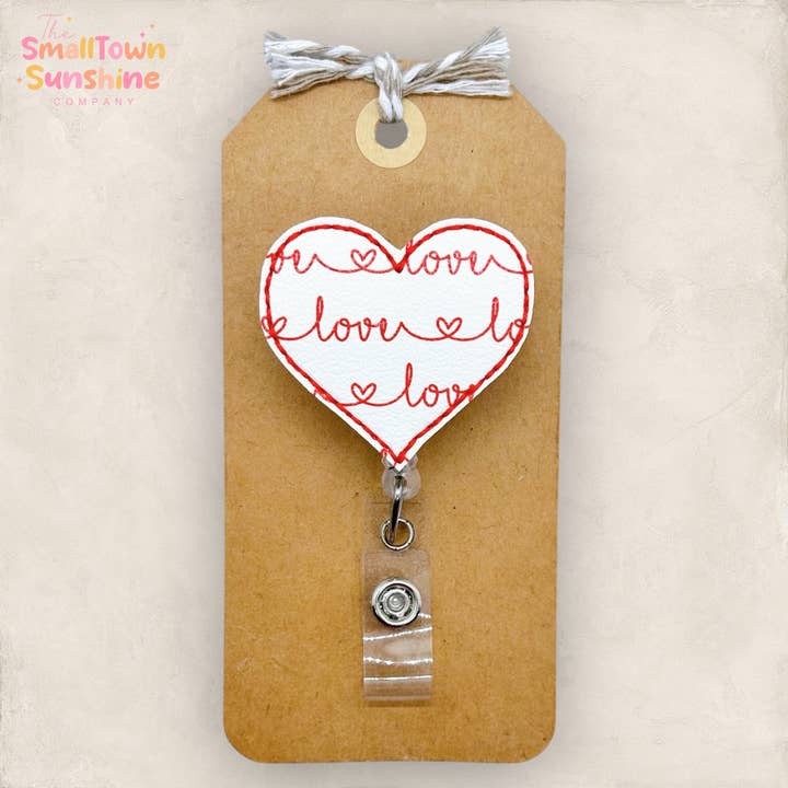 Porta-crachá com Coração de Amor em Script por atacado de The SmallTownSunshine Company