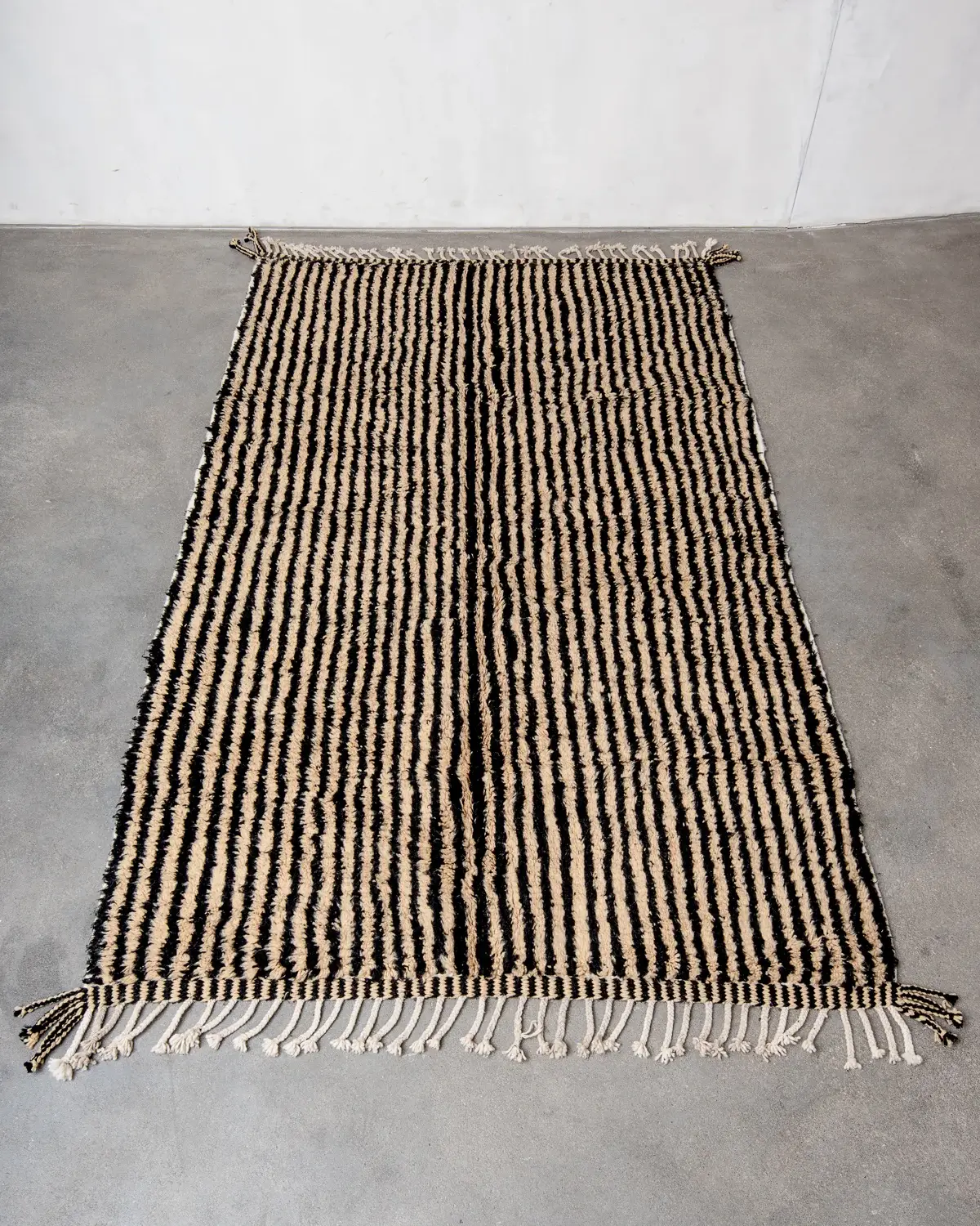BerberNest - Vente Tapis - TAPIS BENIOURAIN INCROYABLE, Tapis rayé noir beige, Tapis de surface1