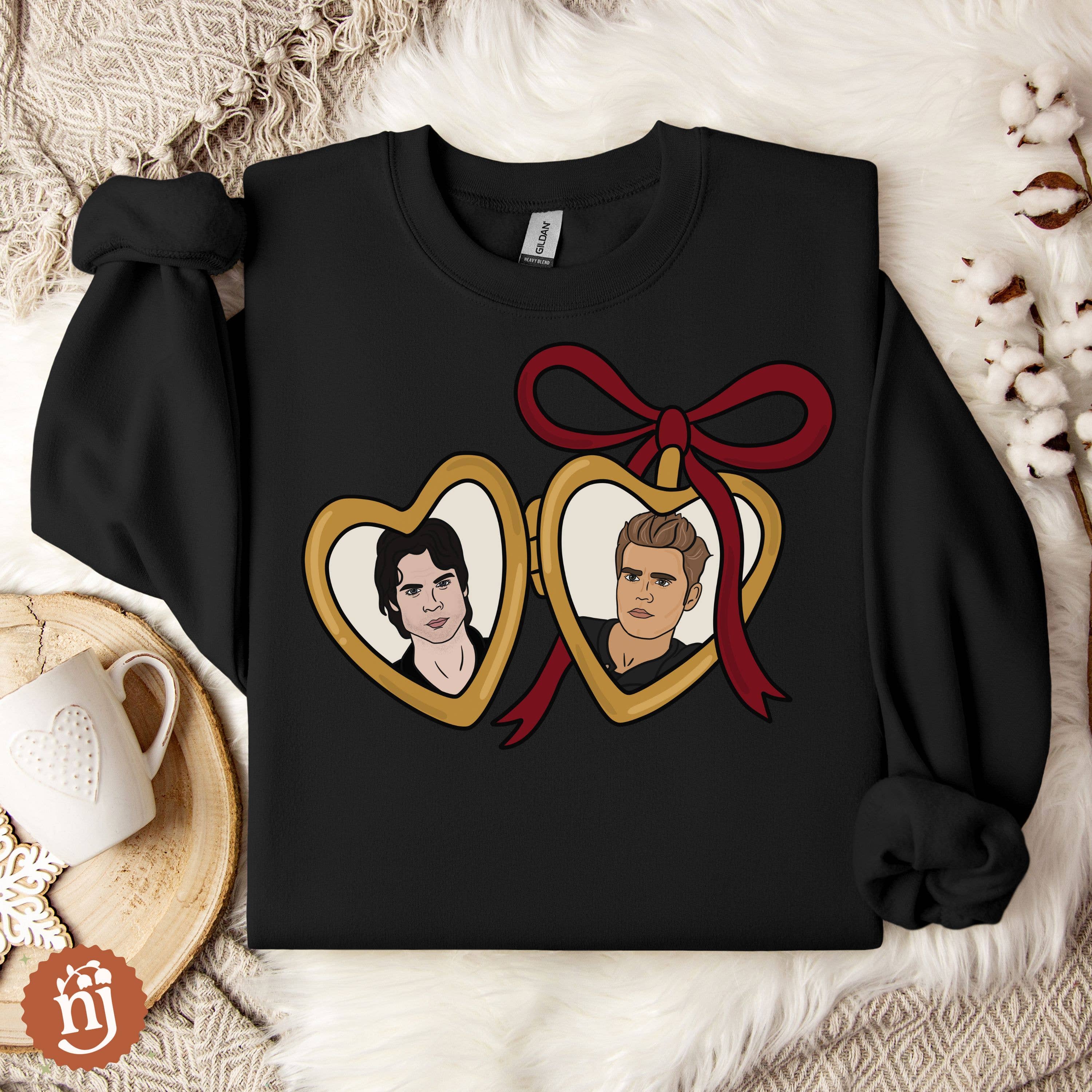 Nearly June Design Co - Vendita all'ingrosso Felpa - Unisex - Felpa con ciondolo dei fratelli Salvatore di The Vampire Diaries3