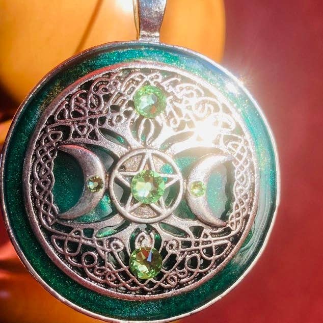 Elysium Pendants - Venta al por mayor Collares con colgantes/abalorios - Diosa, Triple diosa, Avalon, arte de resina, joyas de resina