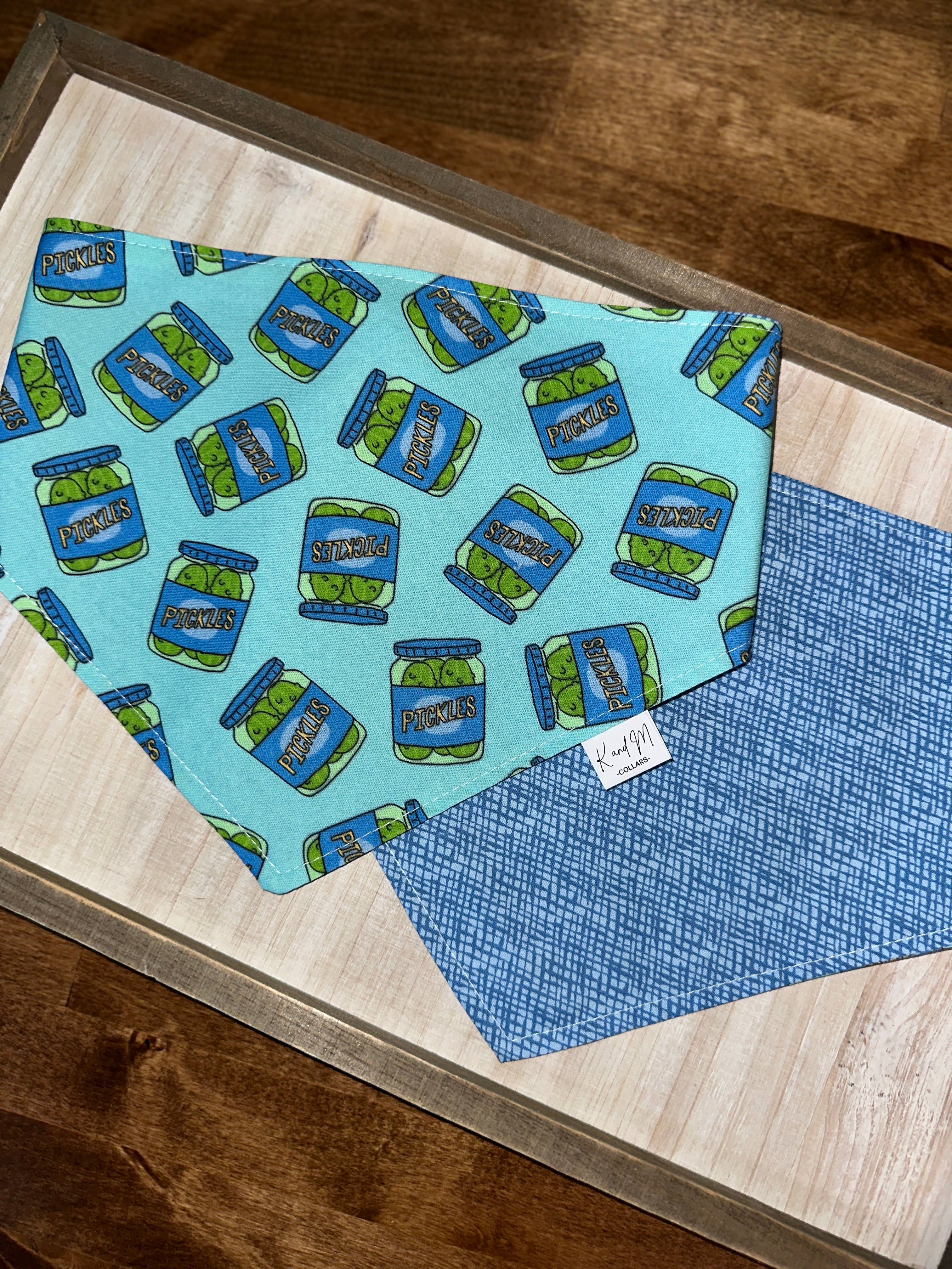 K and M Collars - Vendita all'ingrosso Bandana - Cani - Barattoli di sottaceti su bandana reversibile blu per cani, cibo