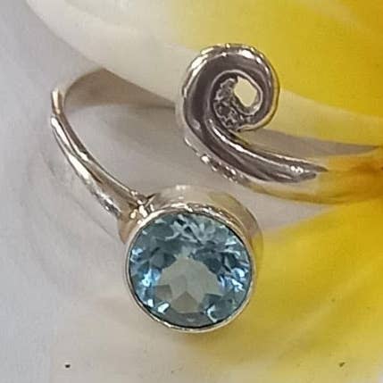 Blå Topaz Spiral Justerbar Ring - Sterling, Indonesien for engroshandel hos Women's Peace Collection