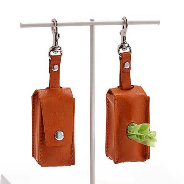 Porte-sac à crottes orange. pour la vente par Signe Louka