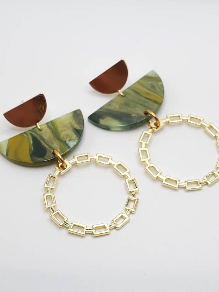 Pendientes de aro dorado y postes de resina verde, Astrid para venta al por mayor de Jezabel Adornment
