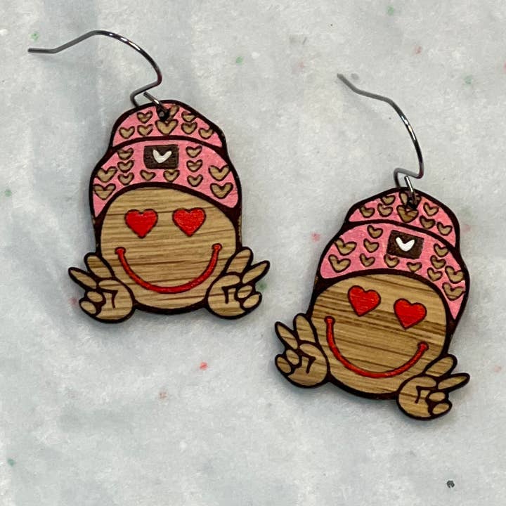 Fred og kærlighed - Smiley-emoji - Håndmalede træøreringe for engroshandel hos Madelyn Louise Ink