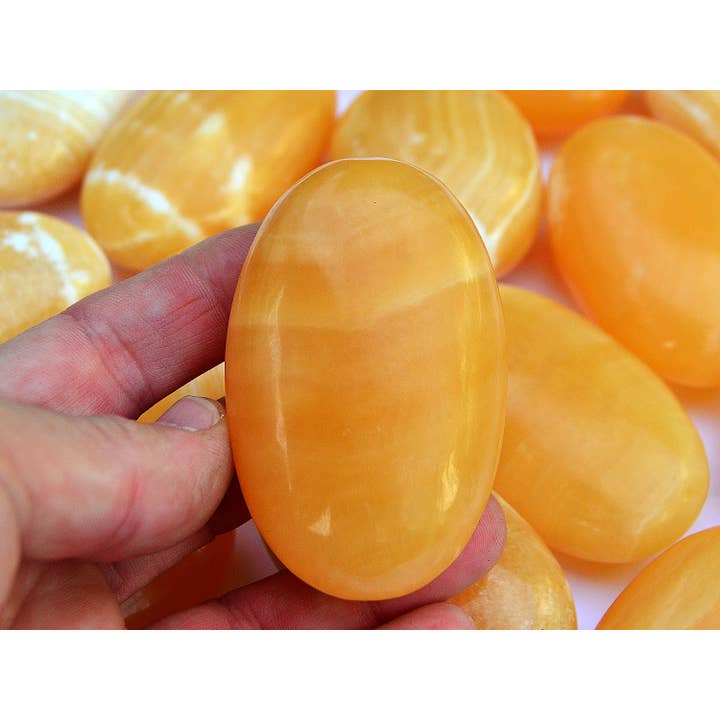 Kaia & Crystals – Engroshandel Spirituelle sten og krystaller – Orange calcit håndsten 1 kg (8-10 stk) - (50 mm - 70 mm)