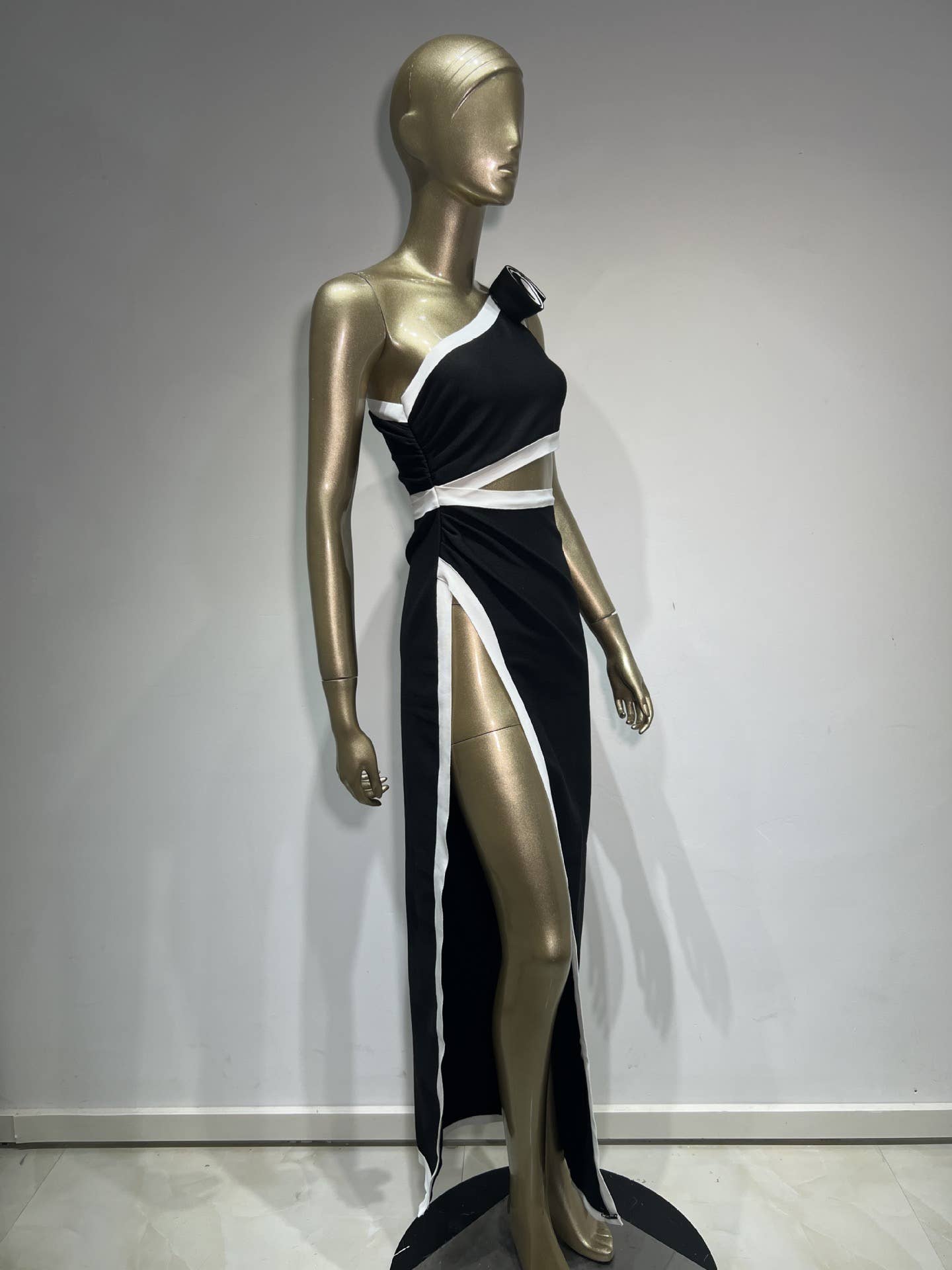 Svart DR0208 ”Svag bandageklänning med en axel - Club Chic” för wholesale på Faire8