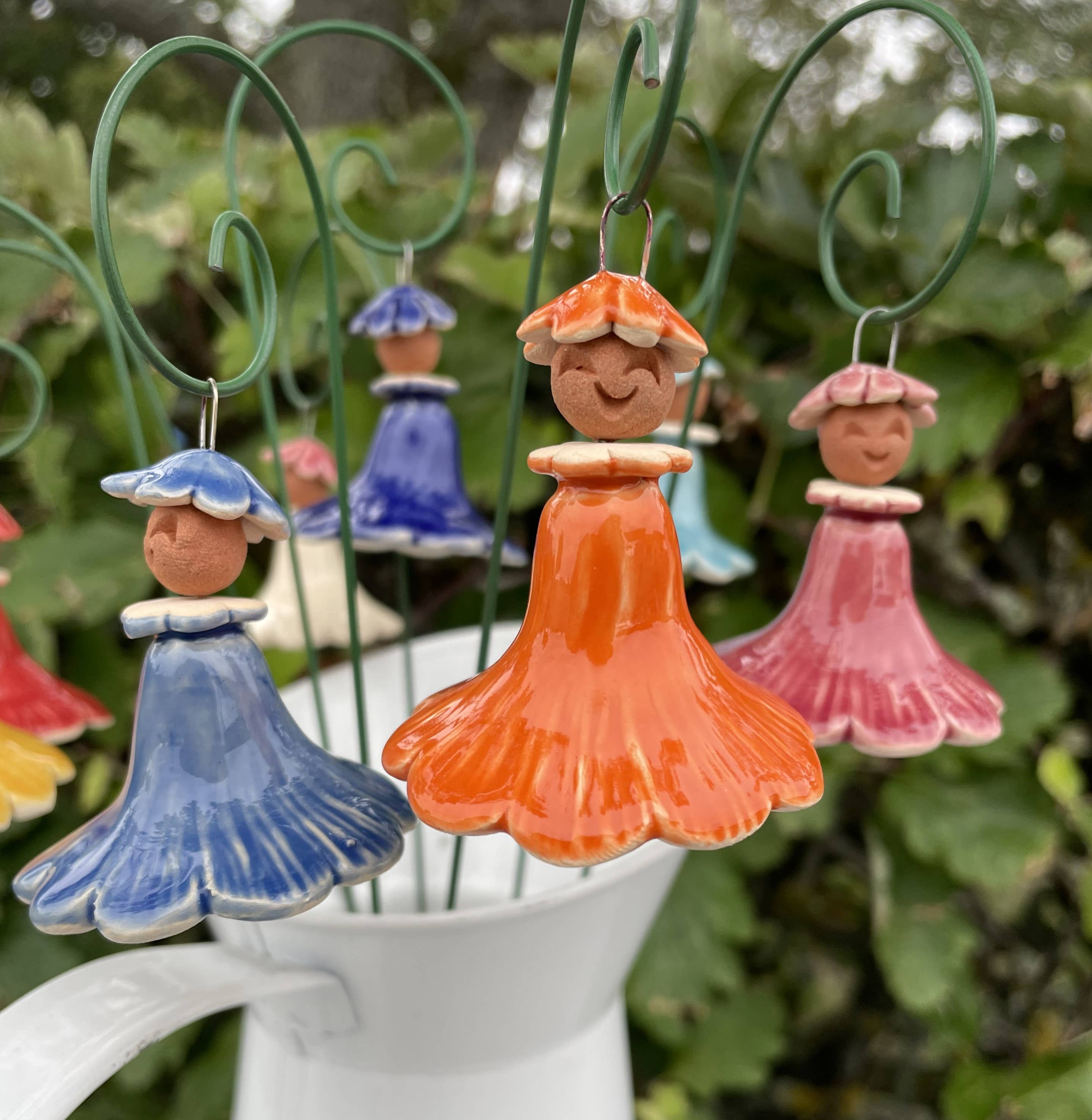 Pannonhem AB. – Großhandel Gartendeko/-schmuck – Hängende bunte Feen aus Keramik7