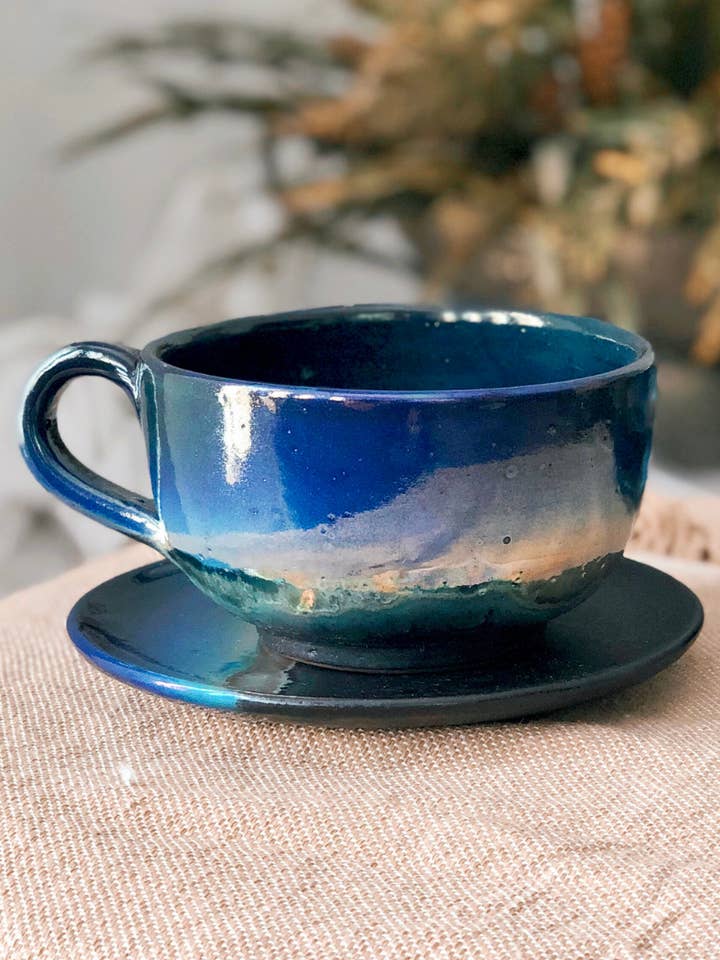 Ensemble de grandes tasses et soucoupes noires | Nuances dorées et bleues | Café pour la vente par Los Artisans