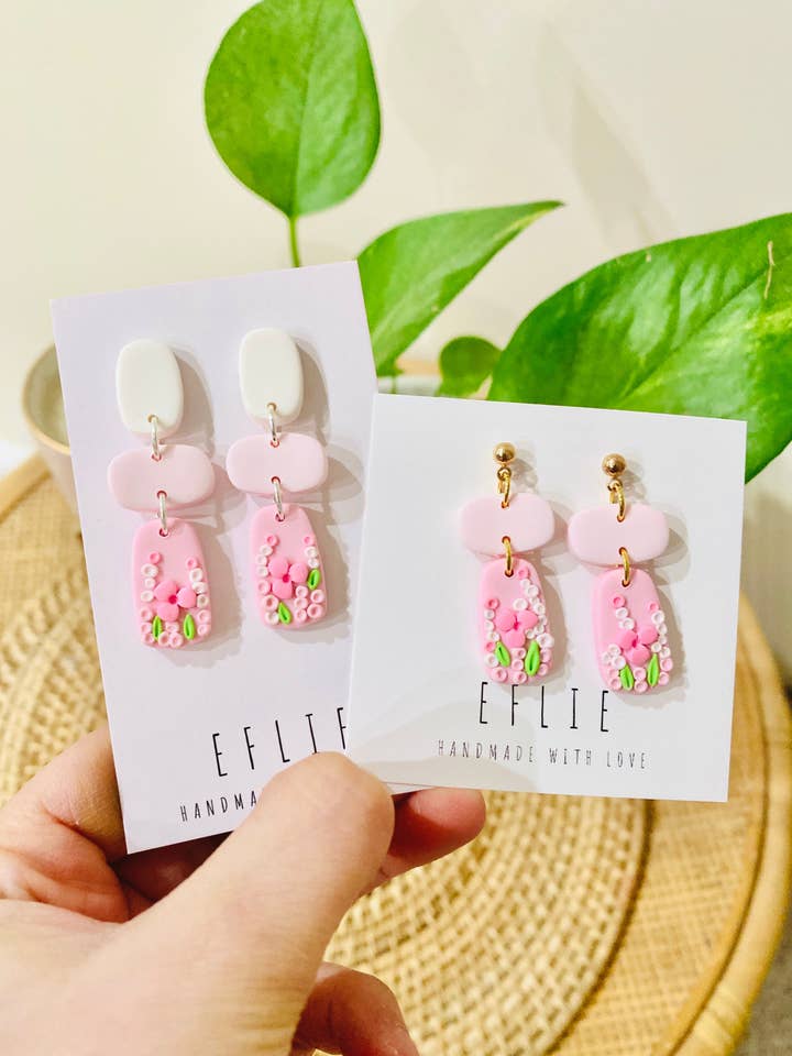 Lyserøde blomsterdinglende øreringe til mors dag gave for engroshandel hos Eflie