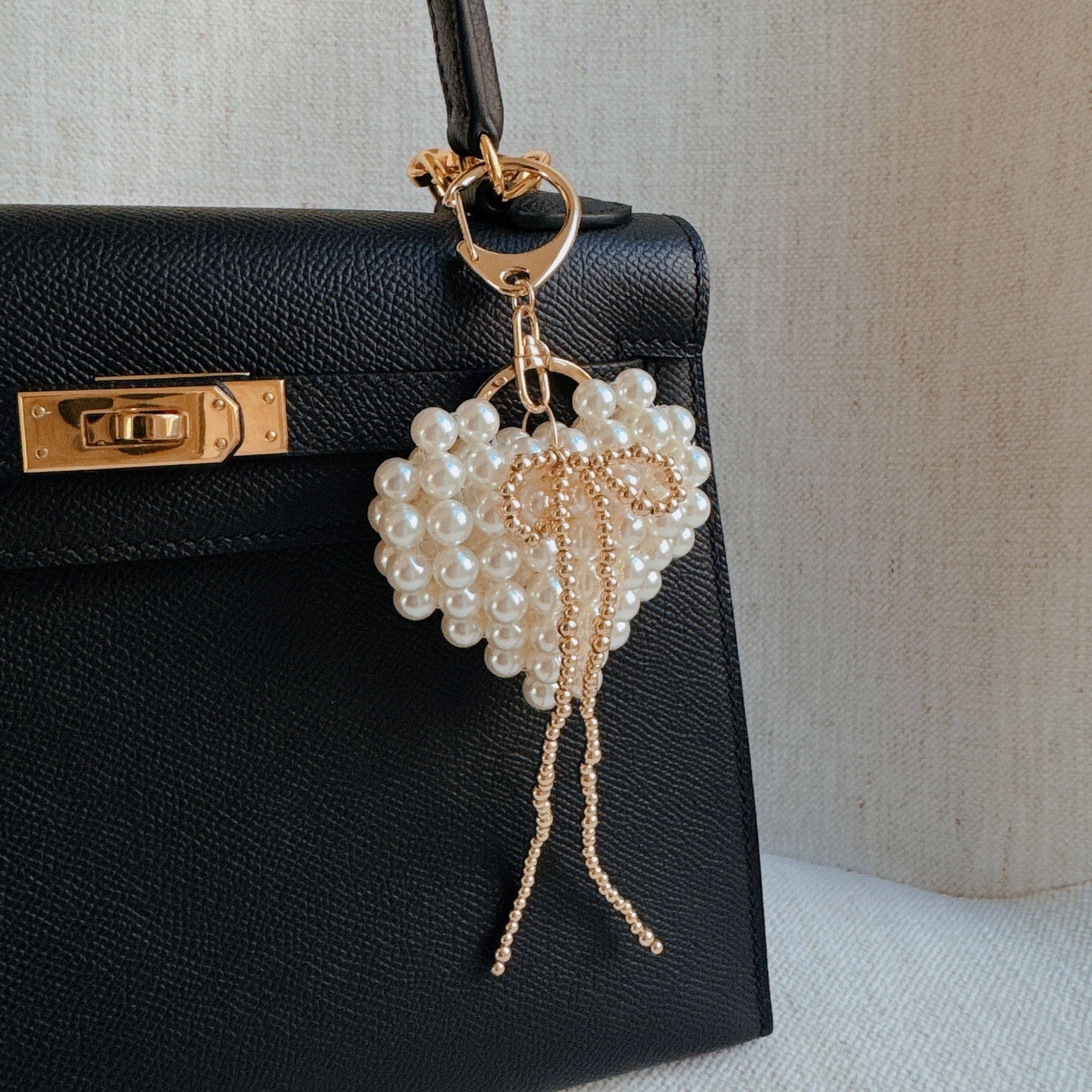 Ellison+Young - Vente Accessoire de sac – femme - Pendentif de sac en forme de cœur en maille perlée avec nœud et perles1