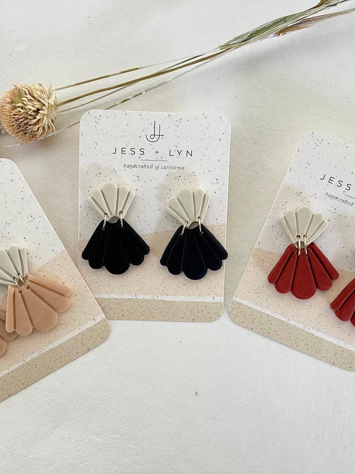 Boucles d'oreilles pendantes en forme d'éventail, faites à la main, remplies d'or pour la vente par Jess+Lyn