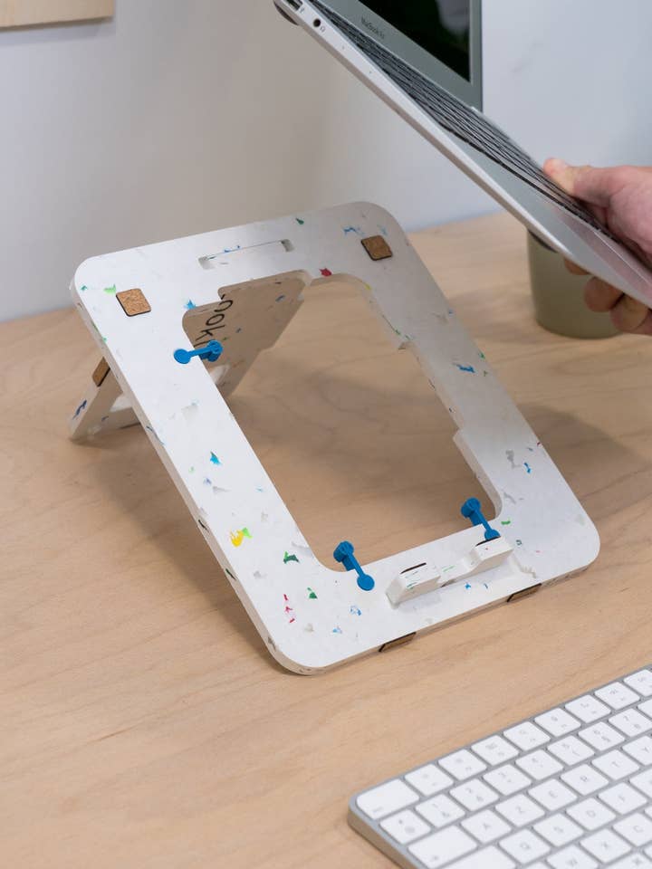 Supporto per laptop in plastica riciclata per la vendita all'ingrosso da parte di LookUp