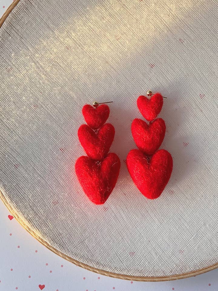 Drie Laags Hartvormige Hangende Vilt Oorbel voor wholesale door Honey Loom Designs