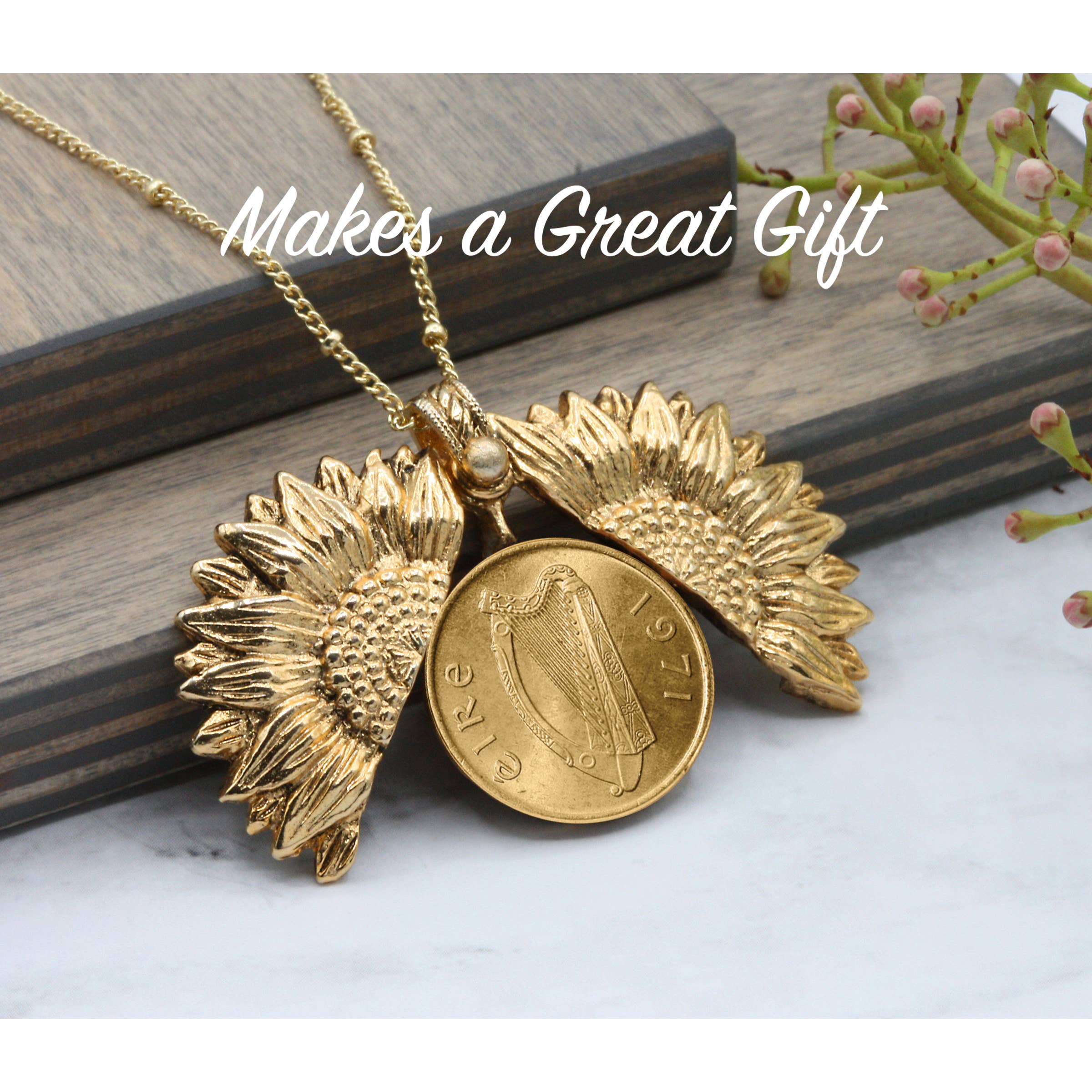 American Coin Treasures - Vente Colliers à pendentif - Collier en forme de tournesol en forme de penny irlandais superposé en or1