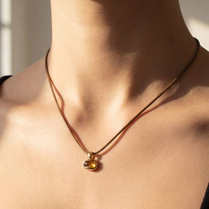 Collier en corde avec pendentif œil de tigre pour la vente par The Looks by Fame Accessories