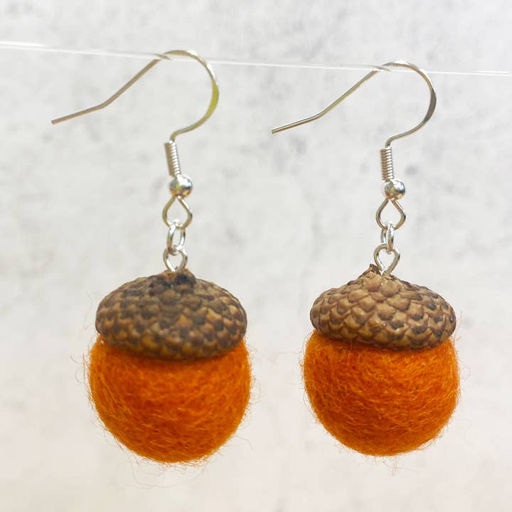 Boucles d'oreilles en forme de gland en feutre, bijoux orange, automne, Halloween, forêt pour la vente par Oakwind Hollow