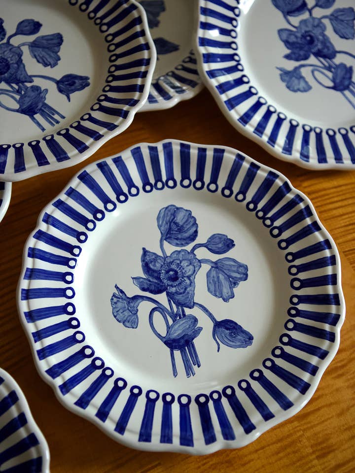Assiette à dîner peinte à la main avec coquelicot bleu pour la vente par Deux Pigeons