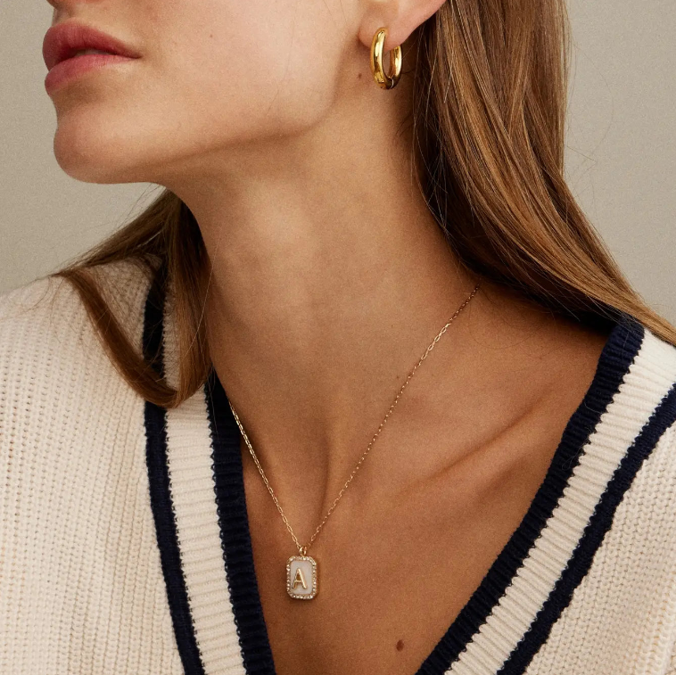 16 ACTIFS Lot de 16 colliers courts à breloques Initial Shell en vente sur Faire14