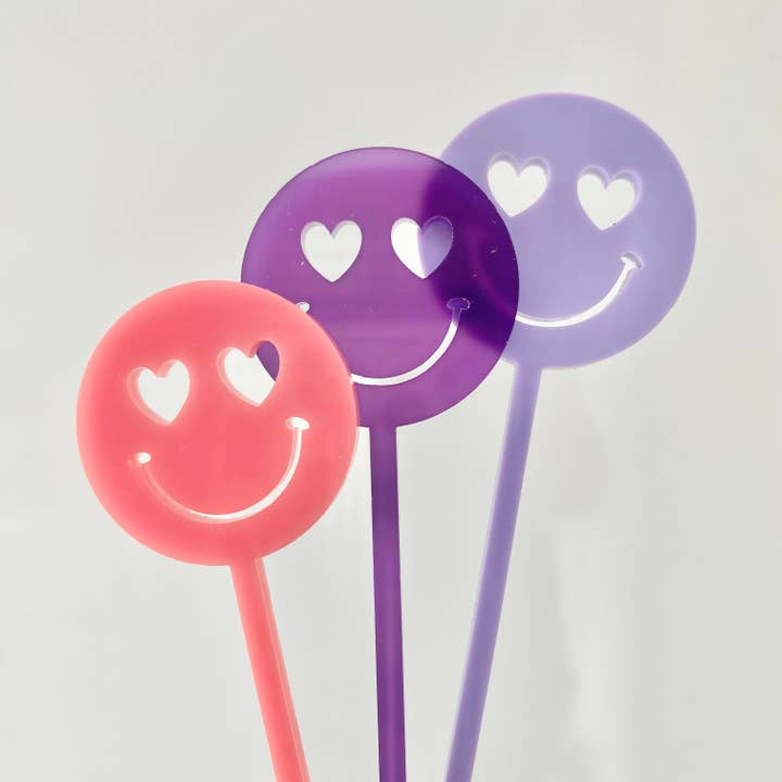 Agitateurs à boissons en acrylique avec visage souriant aux yeux en cœur pour la vente par Atomic Kraftworks