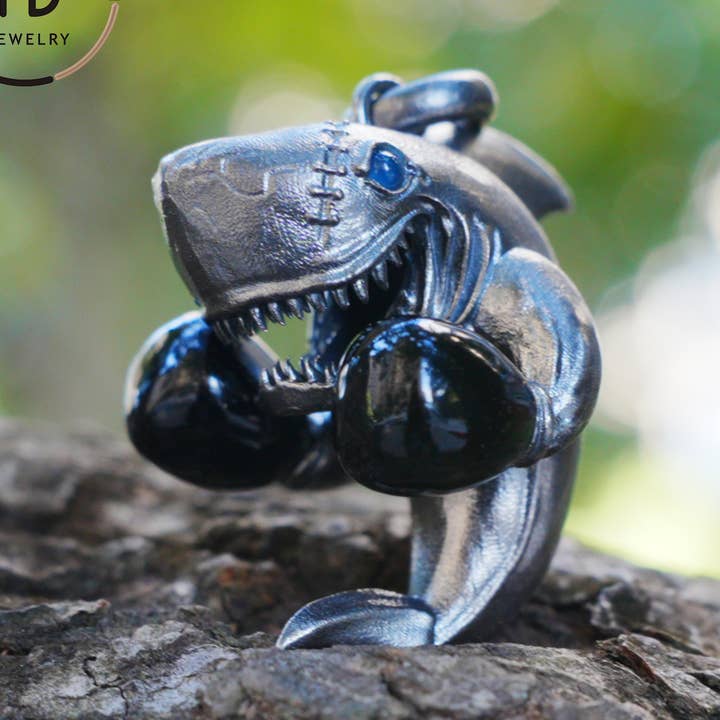 Haaienhanger in geoxideerd 925 sterling zilver met blauwe agaat edelsteen · Oceaan totem sieradengeschenk voor mannen en zeeliefhebbers voor wholesale door idjewelry