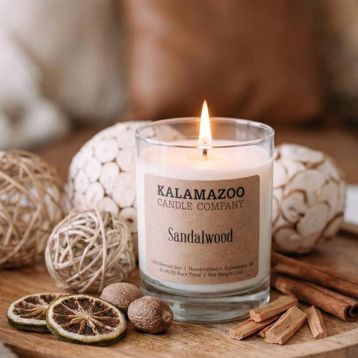 Candela di soia al sandalo 10oz - Versata a mano in Michigan per la vendita all'ingrosso da parte di Kalamazoo Candle Company