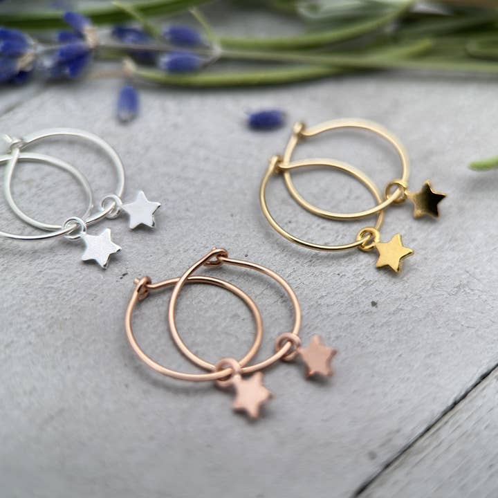 Brincos de Argola com Pingente de Estrela - Joalharia Celestial Minimalista - Escolha entre: Prata de Lei 925 Maciça, Ouro 14k Amarelo ou Rosa Fill por atacado de Sunlight Silver Jewelry