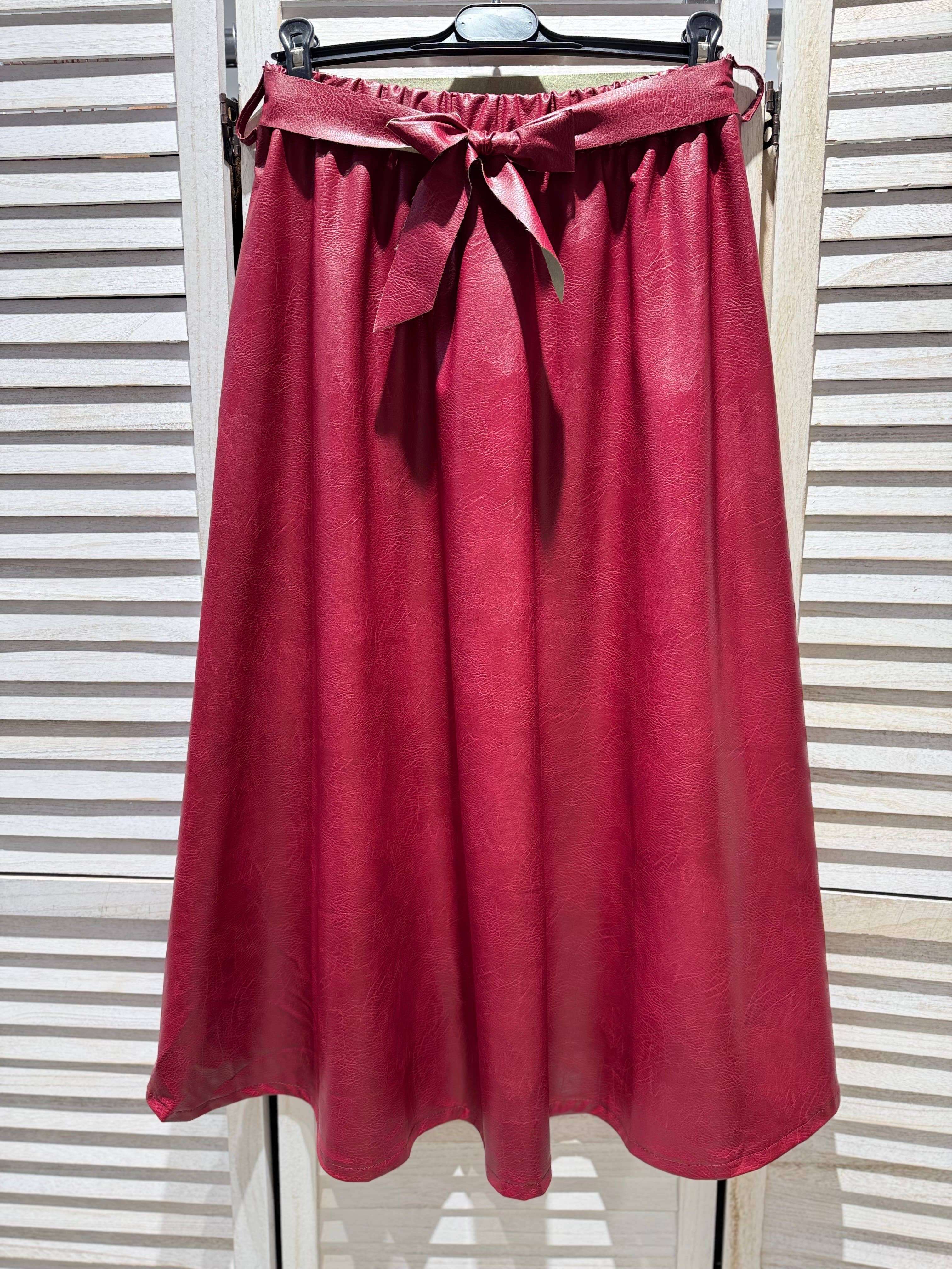 VICTORIA&ISAAC - Wholesale Skirt - Women's - Mid-length flared faux leather skirt - J6755bordo3