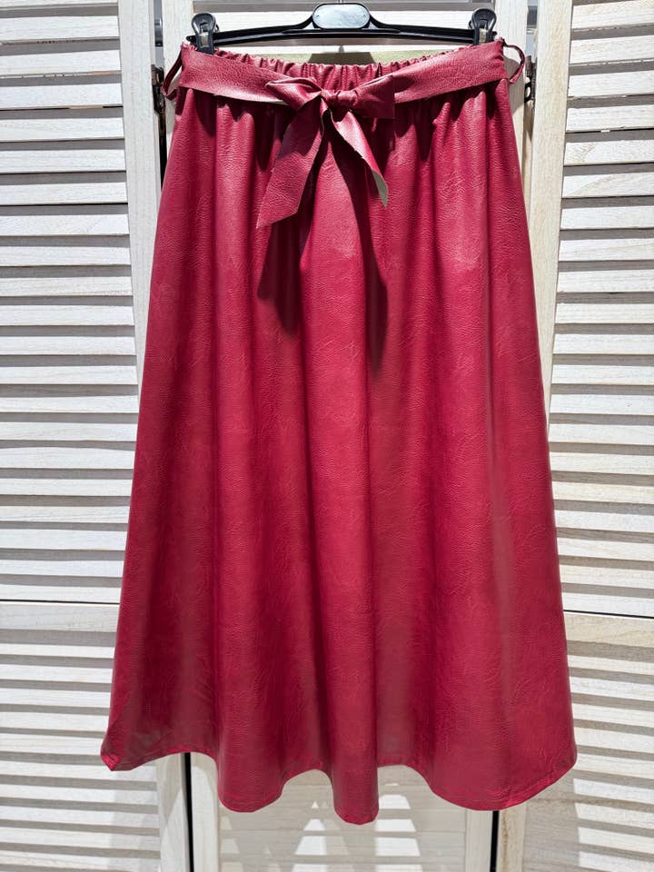 VICTORIA&ISAAC - Wholesale Skirt - Women's - Mid-length flared faux leather skirt - J6755bordo3