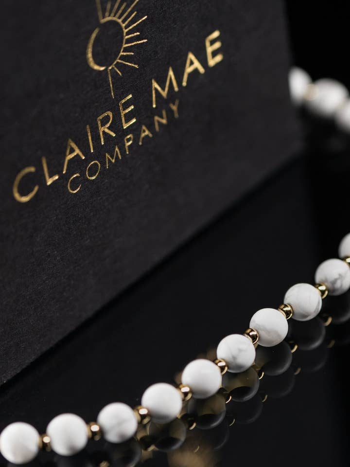 Pulseira Howlite Branca - Prata de 1ª Lei com Acabamento a Ouro 18k por atacado de Claire Mae Company