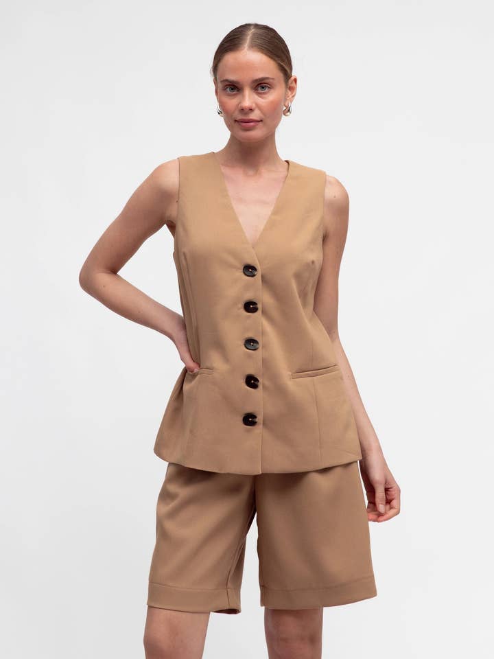 GILET À COL EN V pour la vente par Global Fashion House