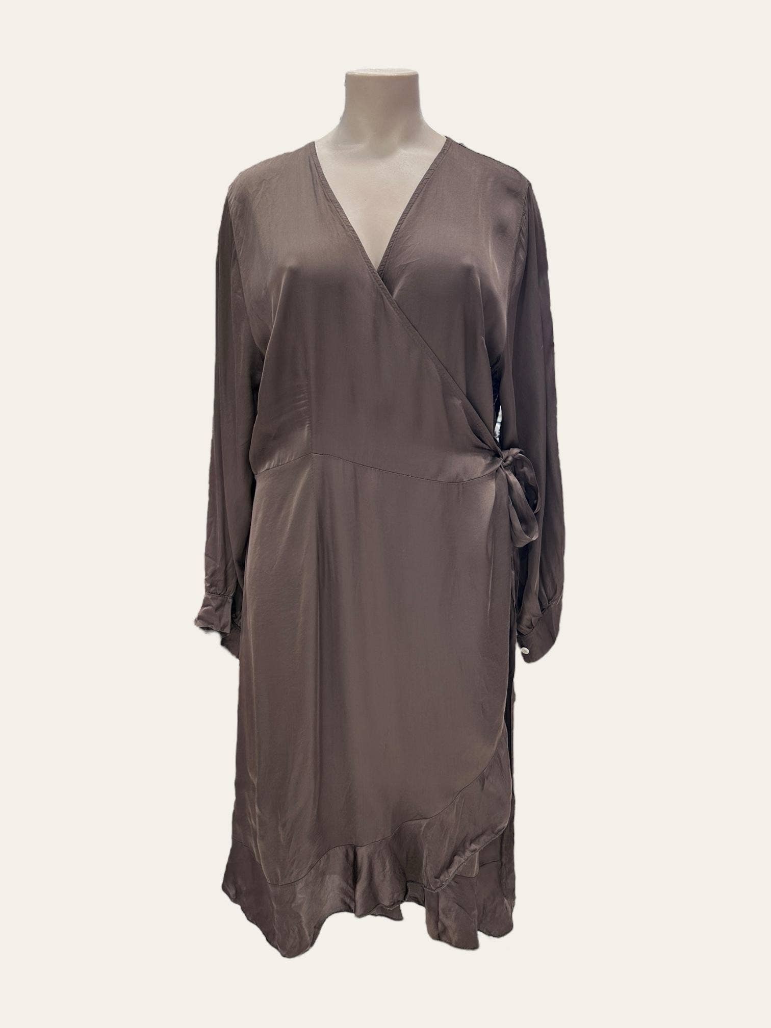 C'MELODIE – wholesale Klänning - Dam – Stor Storlek - Elegant Damklänning med Långa Ärmar5