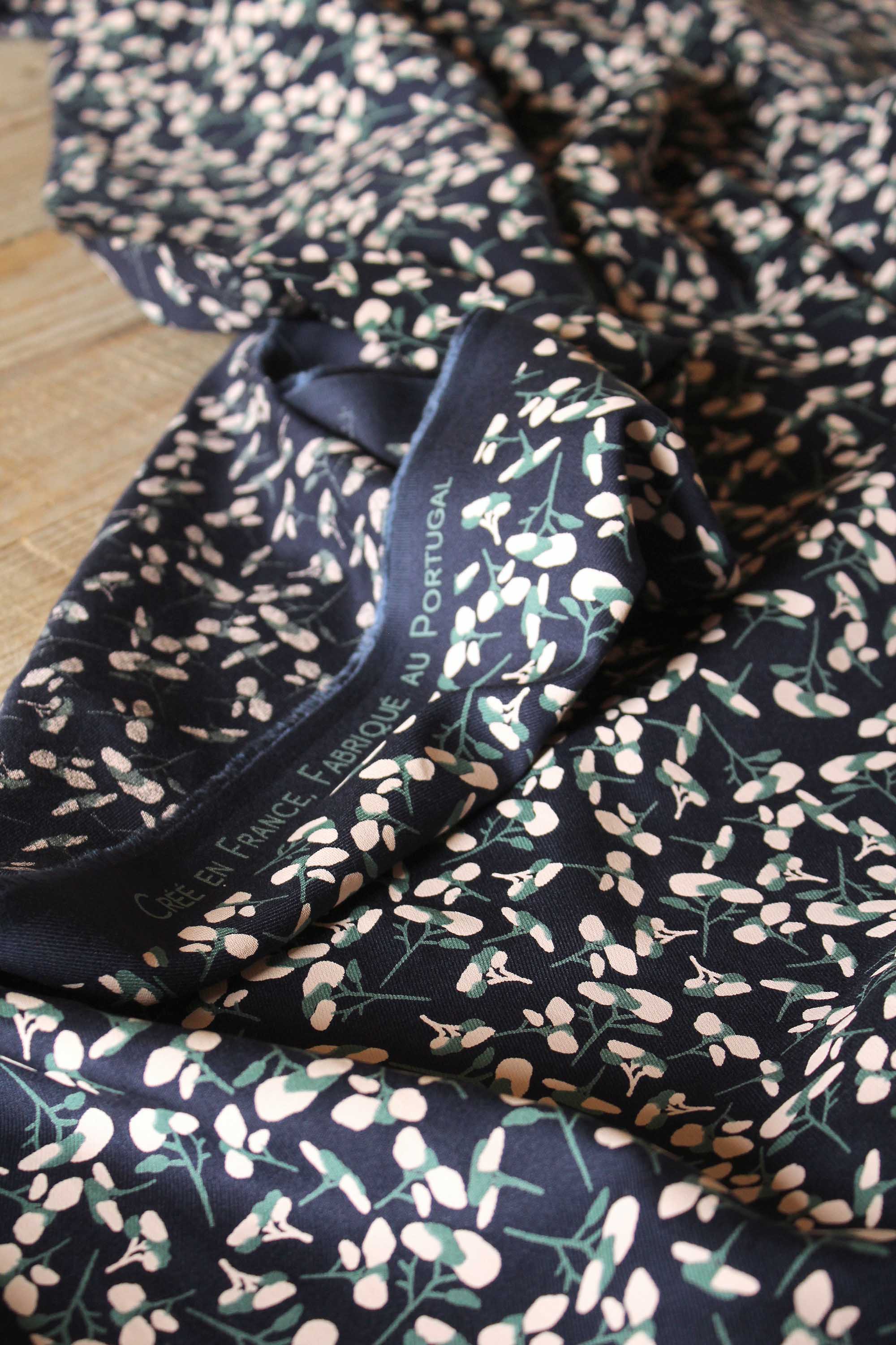 Eglantine et Zoé - Wholesale Stofrol - Atlantisch blauwe viscosestof van keperstof3