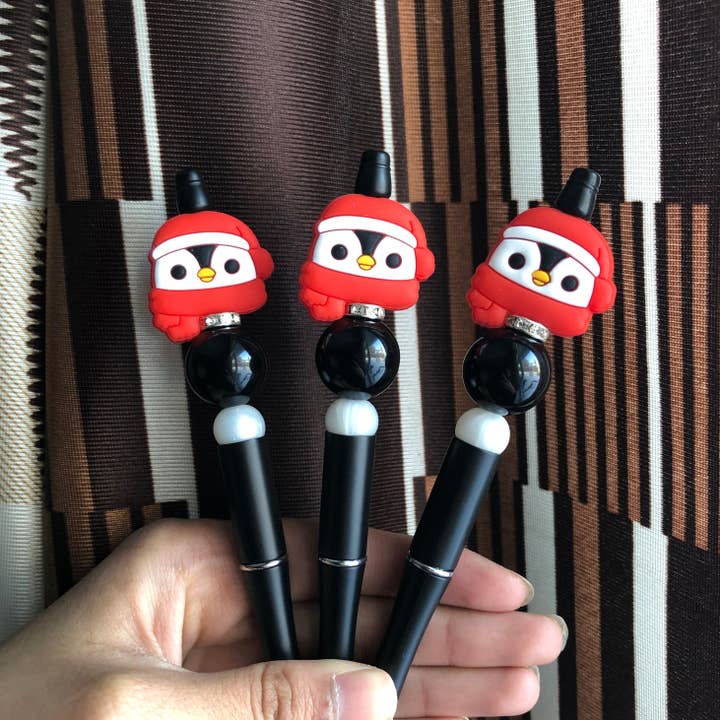 Stylo perlé « Pengu » sur le thème de l'hiver avec pingouin pour la vente par Amy Designs