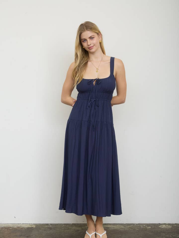 ROBE MIDI SANS MANCHES AVEC DÉTAIL TROU CLÉ ET NŒUD FRONTAL pour la vente par Blu Pepper