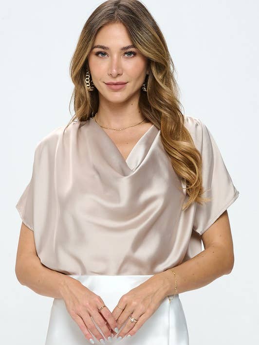 BEIGE Top a maniche corte con collo ad anello in raso made in USA in vendita all'ingrosso su Faire7