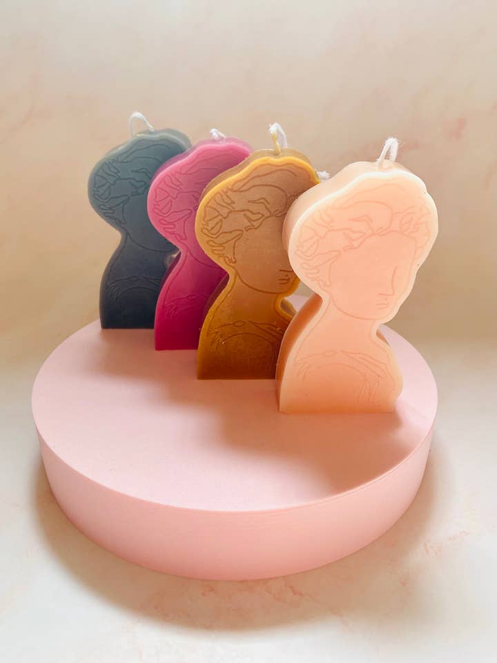 Bougie à la cire d'abeille gravée pour la vente par Maple + Love