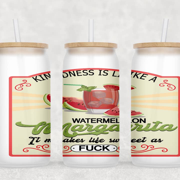 Tasse en verre Margarita Cussing avec paille transparente et couvercle en bambou pour la vente par Smile Graphics and Design