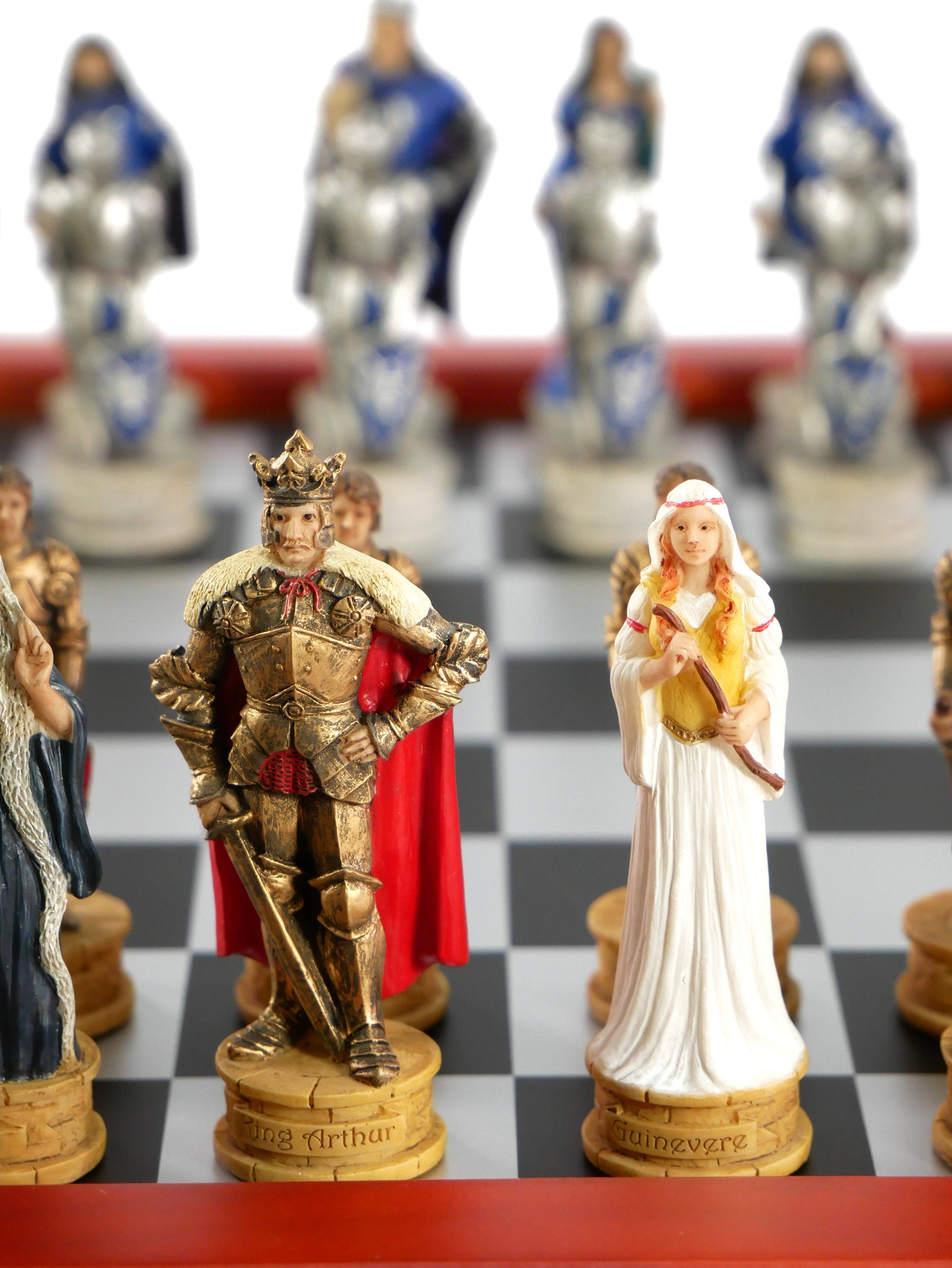 WorldWise Imports - Vente Jeux de société - Jeu d'échecs - Échecs en résine King Arthur sur coffre en cerisier4