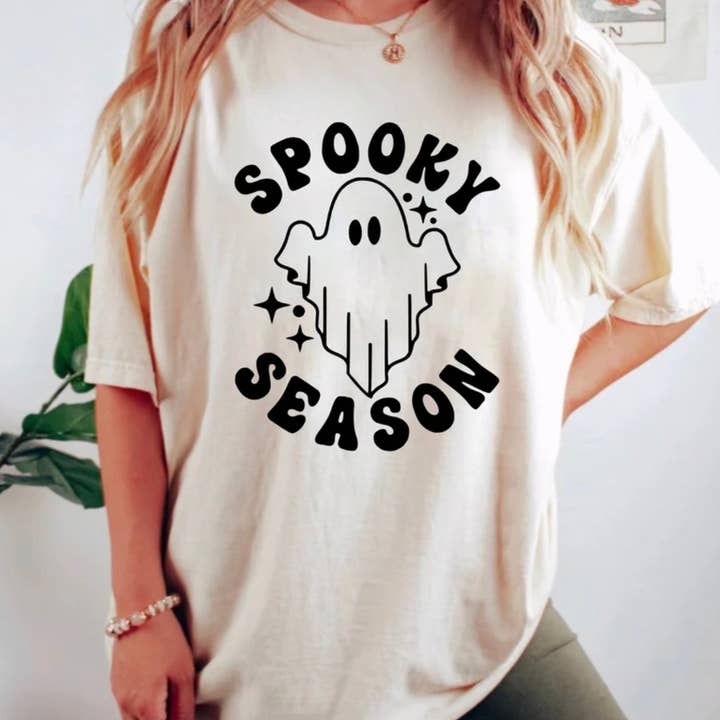 SPOOKY SEASON - T-SHIRT LÉGER À COL ROND pour la vente par Nine Zero Nine Apparel Co