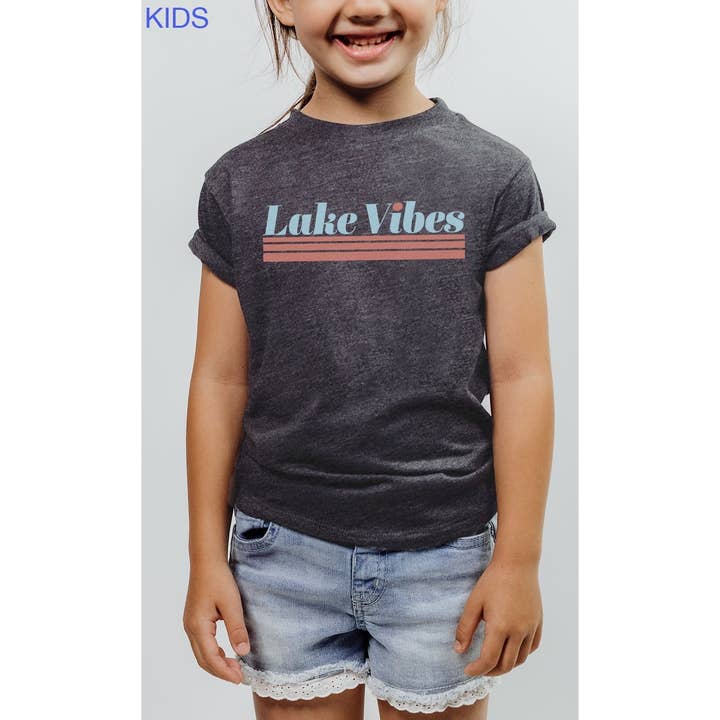 T-shirt graphique Lake Vibes Summer Water Vacation pour enfants pour la vente par Kids By Kissed Apparel