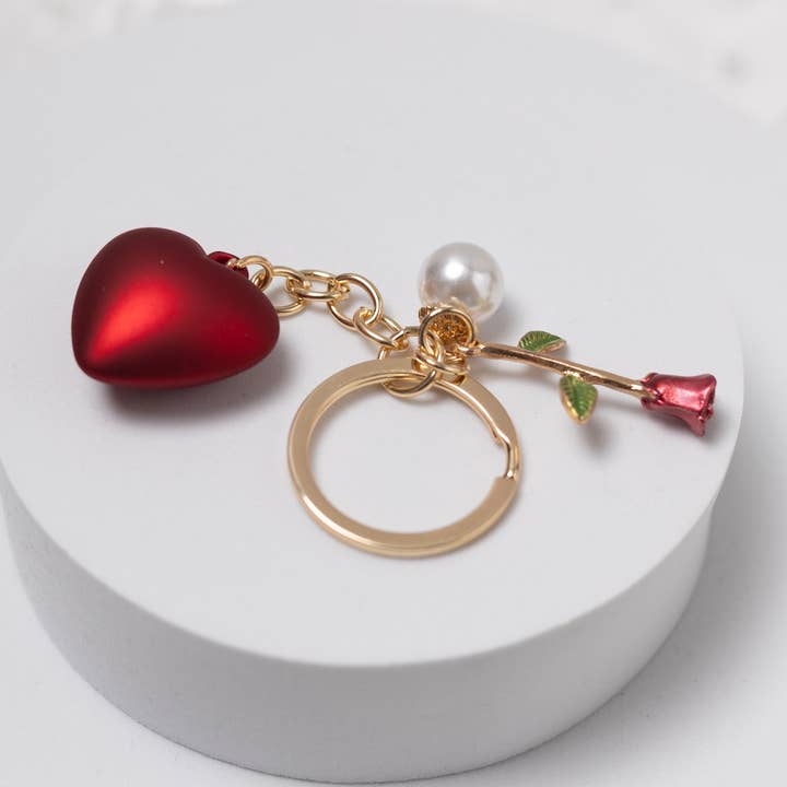 Porte-clés décoratif en forme de cœur rouge et or rose pour la vente par Alicia Gonzalez