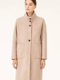 Lång kappa med hög krage i ull med ficka för wholesale av SOGGO