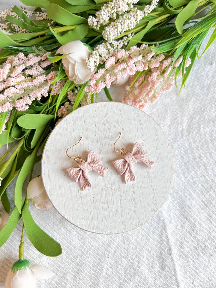 Mini boucles d'oreilles pendantes en argile polymère rose doux texturé boho. pour la vente par Morning Dew Designs