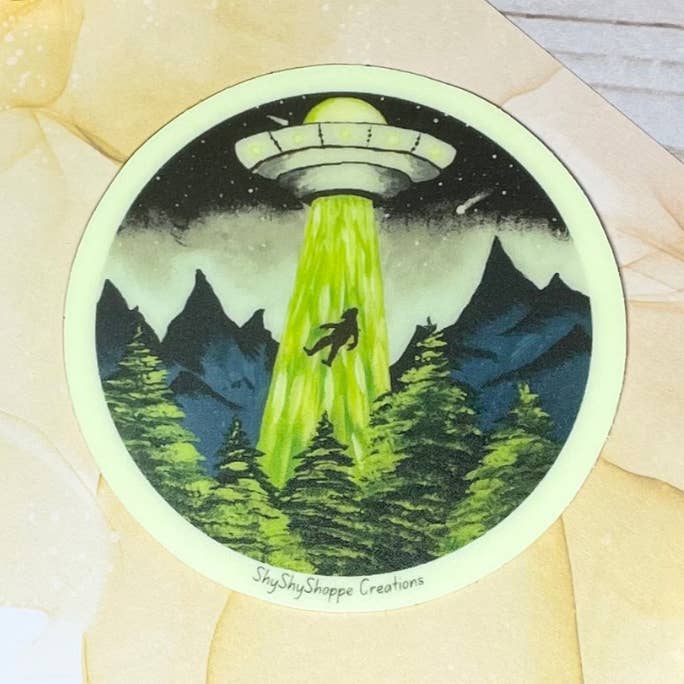 Adesivo che si illumina al buio di UFO Sasquatch Yeti Bigfoot Alieno per la vendita all'ingrosso da parte di ShyShyShoppe Creations