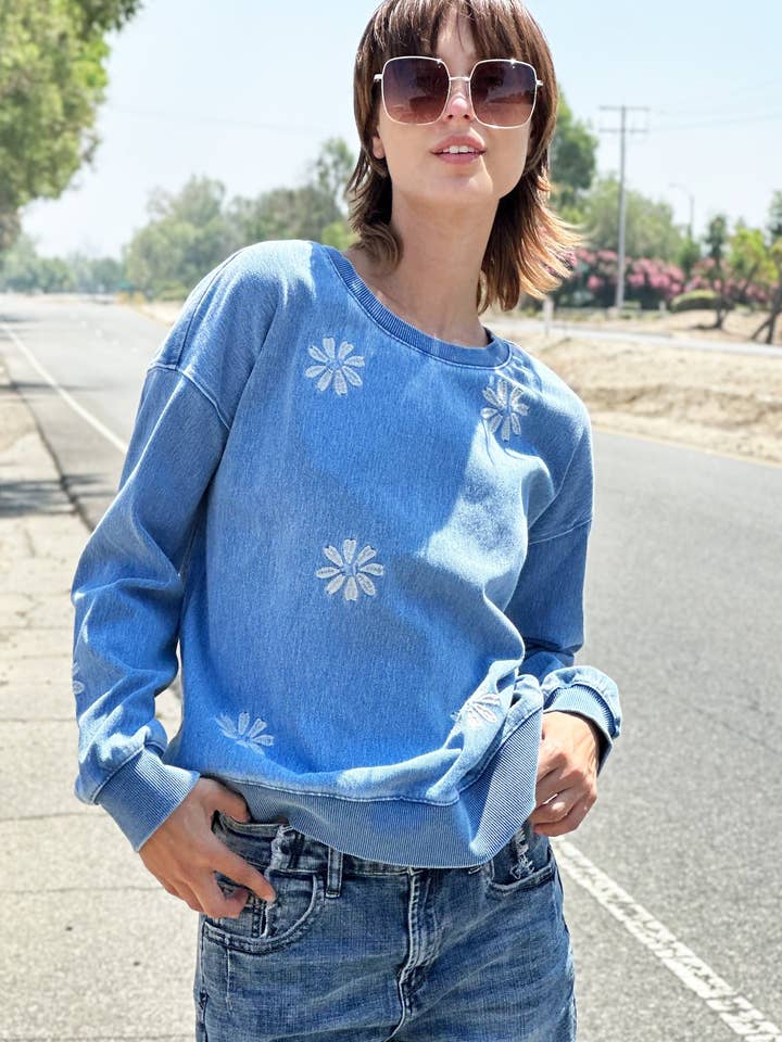 Felpa in denim con ricamo Daisy per la vendita all'ingrosso da parte di WASH LAB