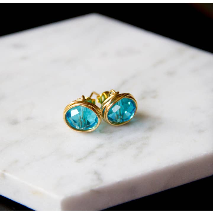 The Jovi Lyne Collection - Vendita all'ingrosso Orecchini a bottone - Orecchini a perno con pietra portafortuna in filo di cristallo cinese blu acqua - oro