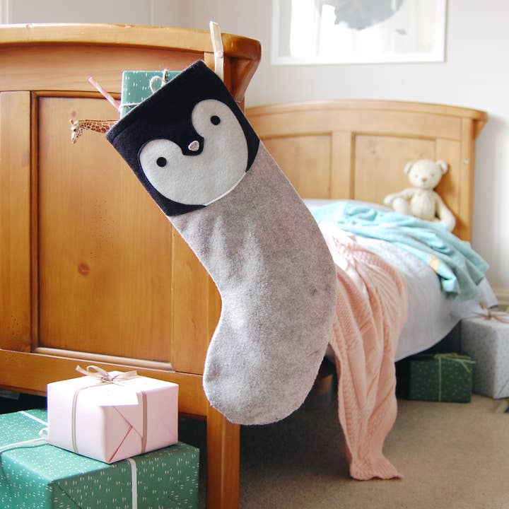 Clara and Macy – wholesale Julstrumpa - Barn och baby – Handgjord filtpingvin julstrumpa
