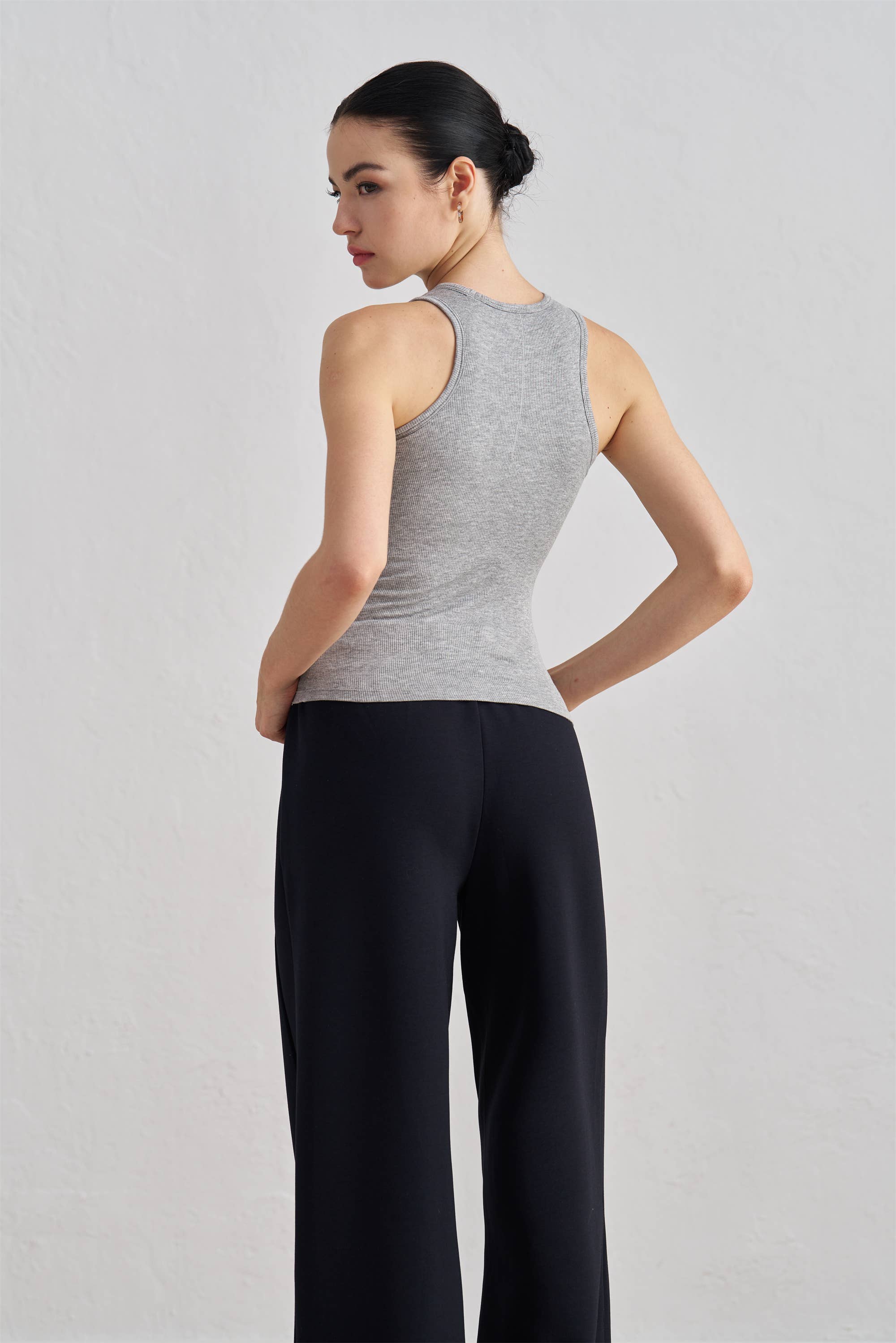 91thelabel – Großhandel Sportoberteil – Damen – Madeline Geripptes Racerback-Aktivoberteil13