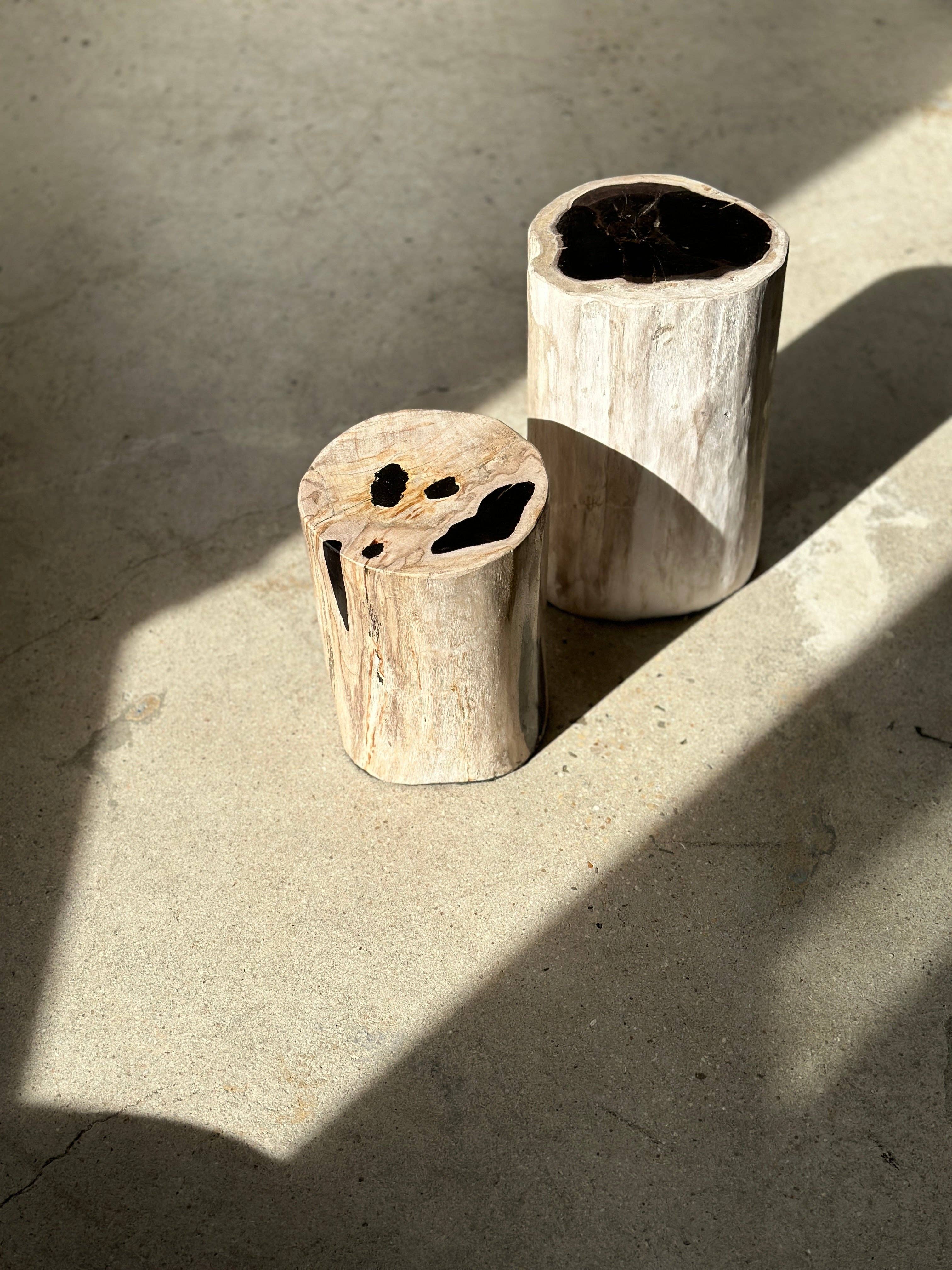 Office Objets - Wholesale Side Table - White petrified wood side table with black spots H:27.5 D:1862